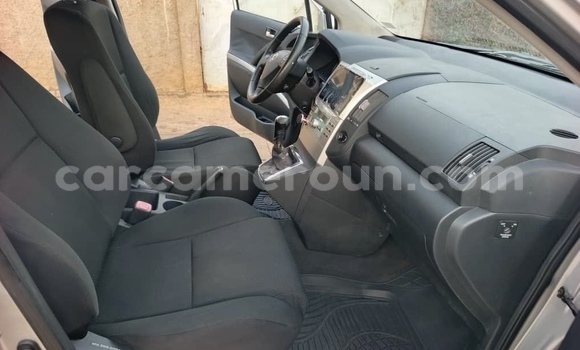 Sayi Na hannu Toyota Corolla Azurfa Mota in Yaounde a Babban Kamaru Sayi Na hannu Toyota Corolla Azurfa Mota in Yaounde a Babban Kamaru