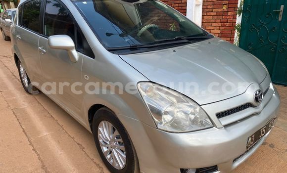 Sayi Na hannu Toyota Corolla Verso Azurfa Mota in Yaounde a Babban Kamaru Sayi Na hannu Toyota Corolla Verso Azurfa Mota in Yaounde a Babban Kamaru