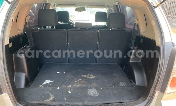 Sayi Na hannu Toyota Corolla Verso Azurfa Mota in Yaounde a Babban Kamaru Sayi Na hannu Toyota Corolla Verso Azurfa Mota in Yaounde a Babban Kamaru