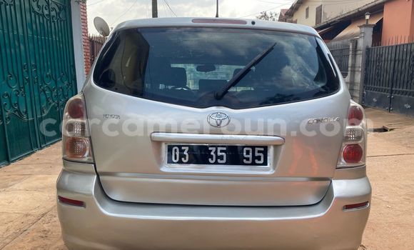 Sayi Na hannu Toyota Corolla Verso Azurfa Mota in Yaounde a Babban Kamaru Sayi Na hannu Toyota Corolla Verso Azurfa Mota in Yaounde a Babban Kamaru