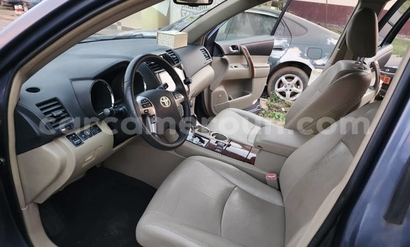 Sayi Na hannu Toyota Highlander Black Mota in Yaounde a Babban Kamaru Sayi Na hannu Toyota Highlander Black Mota in Yaounde a Babban Kamaru