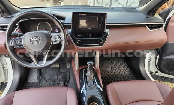 Sayi Na hannu Toyota Corolla Cross White Mota in Yaounde a Babban Kamaru Sayi Na hannu Toyota Corolla Cross White Mota in Yaounde a Babban Kamaru