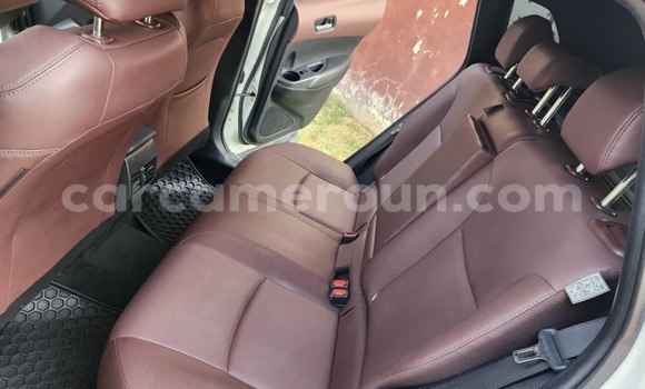 Sayi Na hannu Toyota Corolla Cross White Mota in Yaounde a Babban Kamaru Sayi Na hannu Toyota Corolla Cross White Mota in Yaounde a Babban Kamaru