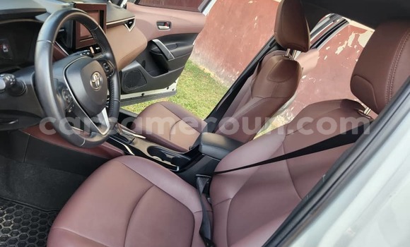 Sayi Na hannu Toyota Corolla Cross White Mota in Yaounde a Babban Kamaru Sayi Na hannu Toyota Corolla Cross White Mota in Yaounde a Babban Kamaru