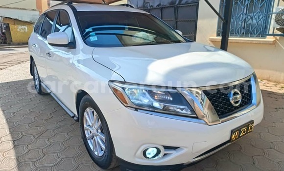 Sayi Na hannu Nissan Pathfinder White Mota in Yaounde a Babban Kamaru Sayi Na hannu Nissan Pathfinder White Mota in Yaounde a Babban Kamaru