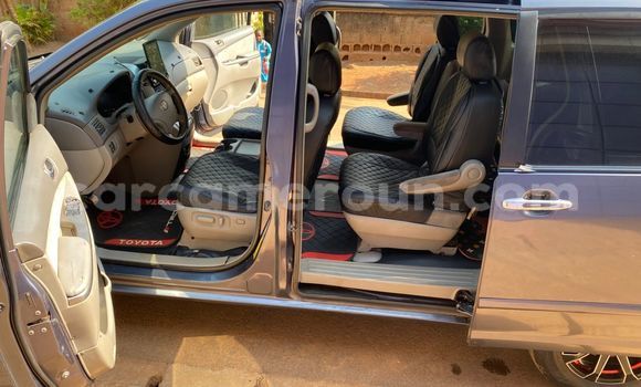 Sayi Na hannu Toyota Sienna Azurfa Mota in Yaounde a Babban Kamaru Sayi Na hannu Toyota Sienna Azurfa Mota in Yaounde a Babban Kamaru