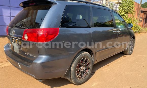 Sayi Na hannu Toyota Sienna Azurfa Mota in Yaounde a Babban Kamaru Sayi Na hannu Toyota Sienna Azurfa Mota in Yaounde a Babban Kamaru