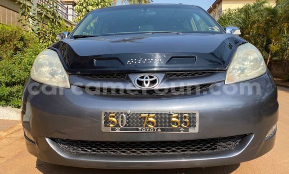 Sayi Na hannu Toyota Sienna Azurfa Mota in Yaounde a Babban Kamaru Sayi Na hannu Toyota Sienna Azurfa Mota in Yaounde a Babban Kamaru