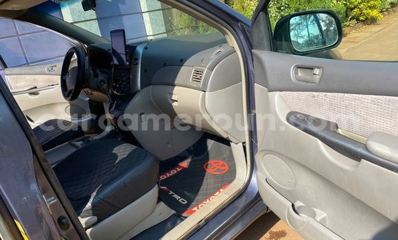 Sayi Na hannu Toyota Sienna Black Mota in Yaounde a Babban Kamaru Sayi Na hannu Toyota Sienna Black Mota in Yaounde a Babban Kamaru