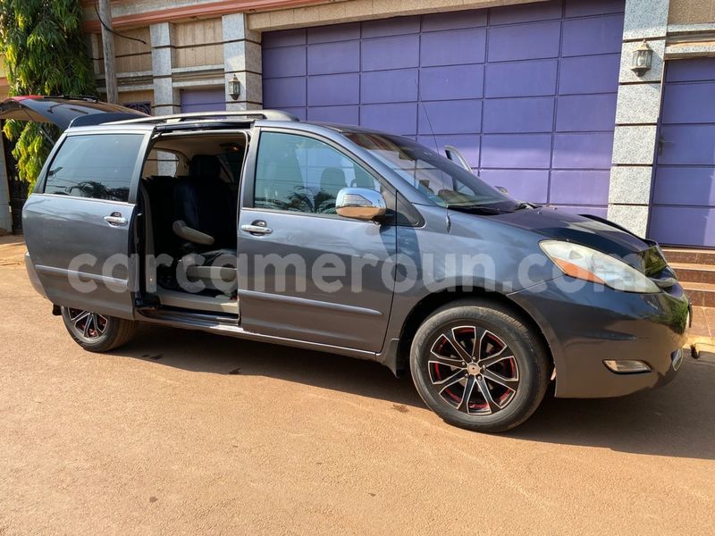 Big with watermark toyota sienna central cameroon yaounde 22104