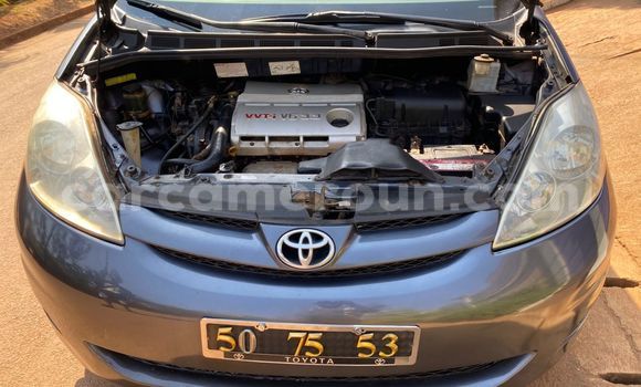Sayi Na hannu Toyota Sienna Black Mota in Yaounde a Babban Kamaru Sayi Na hannu Toyota Sienna Black Mota in Yaounde a Babban Kamaru