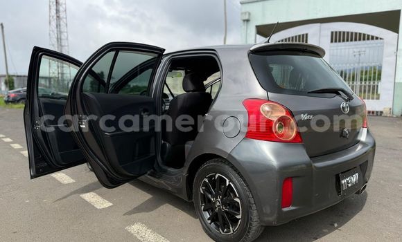 Sayi Na hannu Toyota Vitz Azurfa Mota in Yaounde a Babban Kamaru Sayi Na hannu Toyota Vitz Azurfa Mota in Yaounde a Babban Kamaru