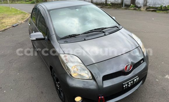 Sayi Na hannu Toyota Vitz Azurfa Mota in Yaounde a Babban Kamaru Sayi Na hannu Toyota Vitz Azurfa Mota in Yaounde a Babban Kamaru