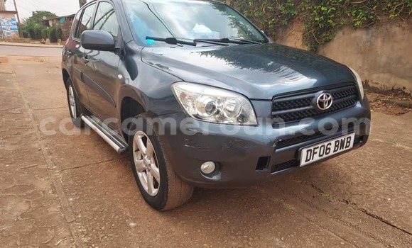 Sayi Na hannu Toyota RAV4 Azurfa Mota in Yaounde a Babban Kamaru Sayi Na hannu Toyota RAV4 Azurfa Mota in Yaounde a Babban Kamaru