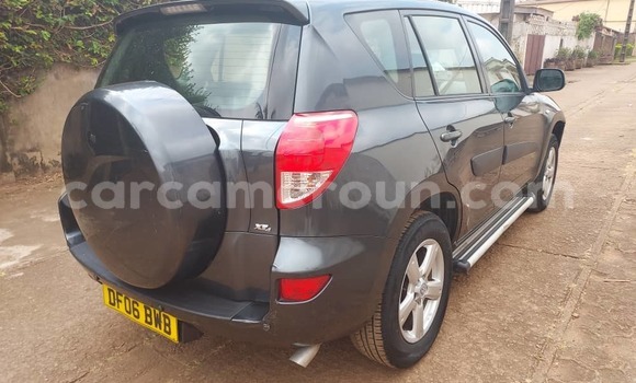 Sayi Na hannu Toyota RAV4 Azurfa Mota in Yaounde a Babban Kamaru Sayi Na hannu Toyota RAV4 Azurfa Mota in Yaounde a Babban Kamaru