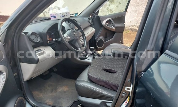 Sayi Na hannu Toyota RAV4 Azurfa Mota in Yaounde a Babban Kamaru Sayi Na hannu Toyota RAV4 Azurfa Mota in Yaounde a Babban Kamaru