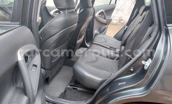Sayi Na hannu Toyota RAV4 Azurfa Mota in Yaounde a Babban Kamaru Sayi Na hannu Toyota RAV4 Azurfa Mota in Yaounde a Babban Kamaru
