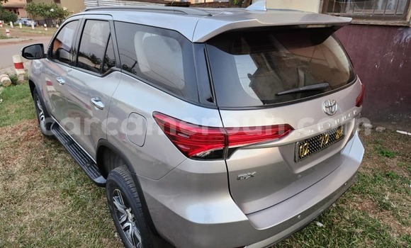 Acheter Occasion Voiture Toyota Fortuner Gris à Yaoundé, Central Cameroon