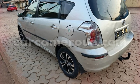 Sayi Na hannu Toyota Corolla Verso Azurfa Mota in Yaounde a Babban Kamaru Sayi Na hannu Toyota Corolla Verso Azurfa Mota in Yaounde a Babban Kamaru