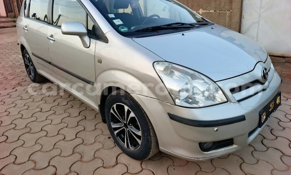 Sayi Na hannu Toyota Corolla Verso Azurfa Mota in Yaounde a Babban Kamaru Sayi Na hannu Toyota Corolla Verso Azurfa Mota in Yaounde a Babban Kamaru