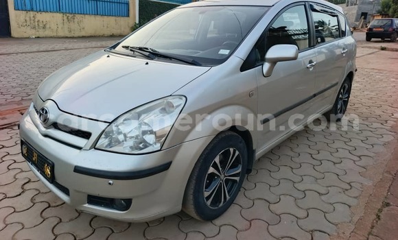 Sayi Na hannu Toyota Corolla Verso Azurfa Mota in Yaounde a Babban Kamaru Sayi Na hannu Toyota Corolla Verso Azurfa Mota in Yaounde a Babban Kamaru