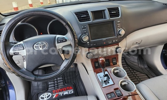 Sayi Na hannu Toyota Highlander Blue Mota in Yaounde a Babban Kamaru Sayi Na hannu Toyota Highlander Blue Mota in Yaounde a Babban Kamaru