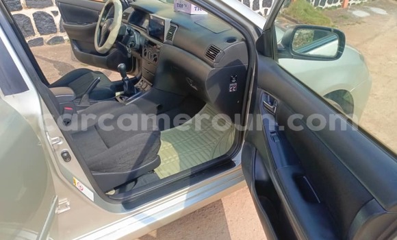 Sayi Na hannu Toyota Corolla Azurfa Mota in Yaounde a Babban Kamaru Sayi Na hannu Toyota Corolla Azurfa Mota in Yaounde a Babban Kamaru