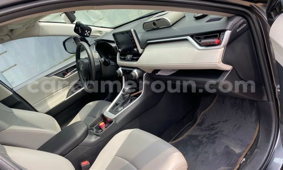 Sayi Imported Toyota RAV4 Black Mota in Douala a Ƙasar Kamaru Sayi Imported Toyota RAV4 Black Mota in Douala a Ƙasar Kamaru