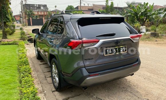 Sayi Imported Toyota RAV4 Black Mota in Douala a Ƙasar Kamaru Sayi Imported Toyota RAV4 Black Mota in Douala a Ƙasar Kamaru