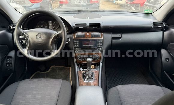 Sayi Imported Mercedes‒Benz C–Class Black Mota in Douala a Ƙasar Kamaru Sayi Imported Mercedes‒Benz C–Class Black Mota in Douala a Ƙasar Kamaru