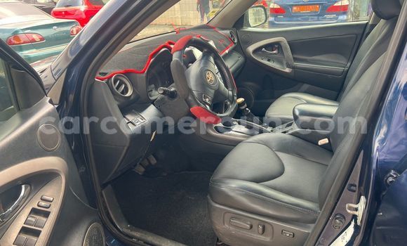 Sayi Imported Toyota RAV4 Blue Mota in Douala a Ƙasar Kamaru Sayi Imported Toyota RAV4 Blue Mota in Douala a Ƙasar Kamaru