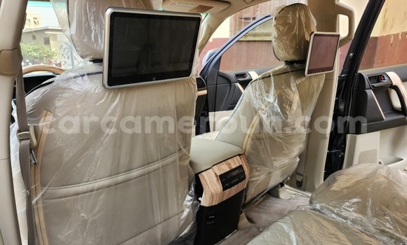 Sayi Na hannu Toyota Land Cruiser Prado Azurfa Mota in Yaounde a Babban Kamaru Sayi Na hannu Toyota Land Cruiser Prado Azurfa Mota in Yaounde a Babban Kamaru