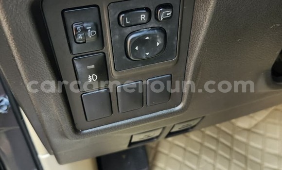 Sayi Na hannu Toyota Land Cruiser Prado Azurfa Mota in Yaounde a Babban Kamaru Sayi Na hannu Toyota Land Cruiser Prado Azurfa Mota in Yaounde a Babban Kamaru