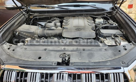 Sayi Na hannu Toyota Land Cruiser Prado Azurfa Mota in Yaounde a Babban Kamaru Sayi Na hannu Toyota Land Cruiser Prado Azurfa Mota in Yaounde a Babban Kamaru