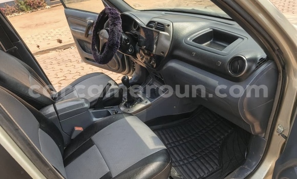 Sayi Na hannu Toyota RAV4 Azurfa Mota in Yaounde a Babban Kamaru Sayi Na hannu Toyota RAV4 Azurfa Mota in Yaounde a Babban Kamaru