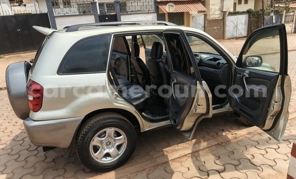 Sayi Na hannu Toyota RAV4 Azurfa Mota in Yaounde a Babban Kamaru Sayi Na hannu Toyota RAV4 Azurfa Mota in Yaounde a Babban Kamaru