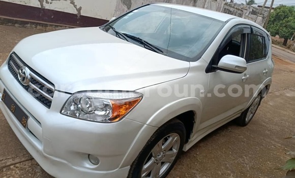 Sayi Na hannu Toyota RAV4 White Mota in Yaounde a Babban Kamaru Sayi Na hannu Toyota RAV4 White Mota in Yaounde a Babban Kamaru