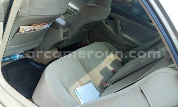 Sayi Na hannu Toyota Avensis Azurfa Mota in Yaounde a Babban Kamaru Sayi Na hannu Toyota Avensis Azurfa Mota in Yaounde a Babban Kamaru