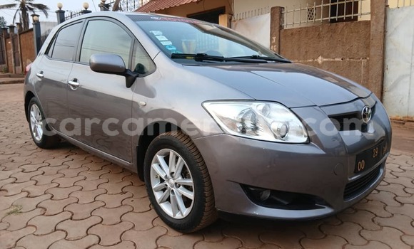 Sayi Na hannu Toyota Auris Azurfa Mota in Yaounde a Babban Kamaru Sayi Na hannu Toyota Auris Azurfa Mota in Yaounde a Babban Kamaru