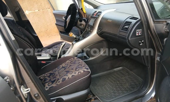 Sayi Na hannu Toyota Auris Azurfa Mota in Yaounde a Babban Kamaru Sayi Na hannu Toyota Auris Azurfa Mota in Yaounde a Babban Kamaru