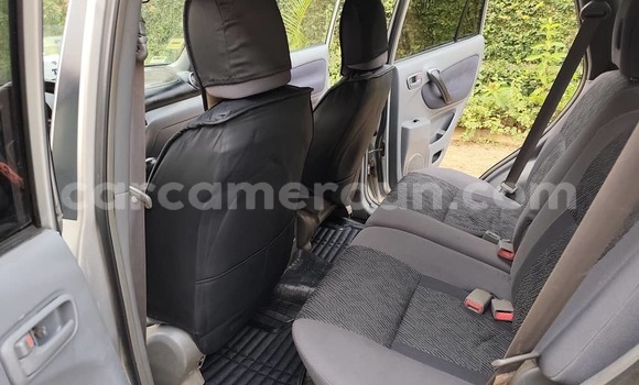 Acheter Occasion Voiture Toyota RAV4 Gris à Yaoundé, Central Cameroon Acheter Occasion Voiture Toyota RAV4 Gris à Yaoundé, Central Cameroon