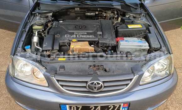 Sayi Na hannu Toyota Avensis Blue Mota in Yaounde a Babban Kamaru Sayi Na hannu Toyota Avensis Blue Mota in Yaounde a Babban Kamaru