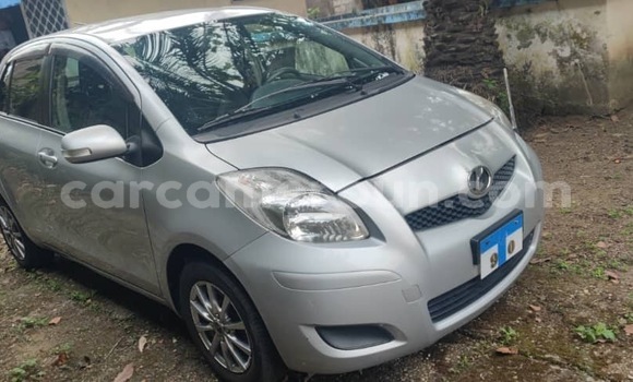 Sayi Imported Toyota Vitz Azurfa Mota in Douala a Ƙasar Kamaru Sayi Imported Toyota Vitz Azurfa Mota in Douala a Ƙasar Kamaru
