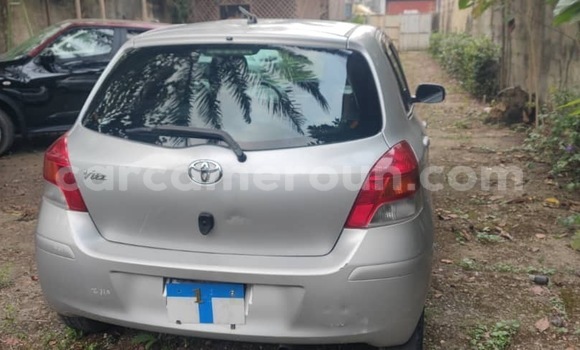 Sayi Imported Toyota Vitz Azurfa Mota in Douala a Ƙasar Kamaru Sayi Imported Toyota Vitz Azurfa Mota in Douala a Ƙasar Kamaru