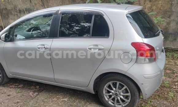 Sayi Imported Toyota Vitz Azurfa Mota in Douala a Ƙasar Kamaru Sayi Imported Toyota Vitz Azurfa Mota in Douala a Ƙasar Kamaru