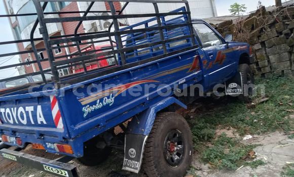 Sayi Na hannu Toyota Pickup Blue Mota in Douala a Ƙasar Kamaru Sayi Na hannu Toyota Pickup Blue Mota in Douala a Ƙasar Kamaru