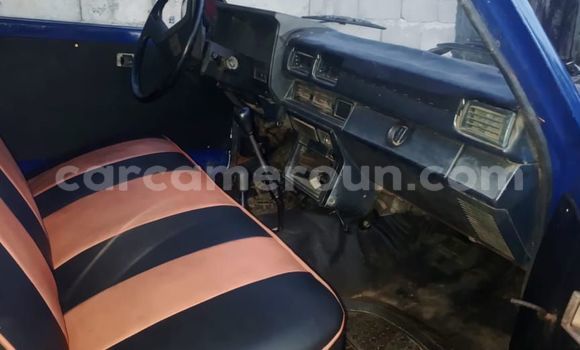 Sayi Na hannu Toyota Pickup Blue Mota in Douala a Ƙasar Kamaru Sayi Na hannu Toyota Pickup Blue Mota in Douala a Ƙasar Kamaru