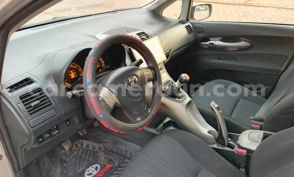 Sayi Na hannu Toyota Auris Azurfa Mota in Yaounde a Babban Kamaru Sayi Na hannu Toyota Auris Azurfa Mota in Yaounde a Babban Kamaru