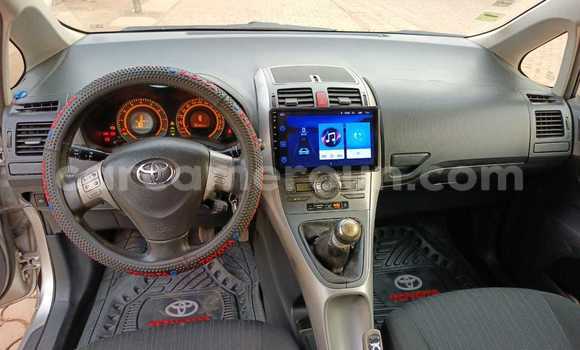 Sayi Na hannu Toyota Auris Azurfa Mota in Yaounde a Babban Kamaru Sayi Na hannu Toyota Auris Azurfa Mota in Yaounde a Babban Kamaru