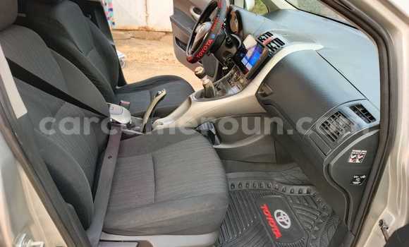 Sayi Na hannu Toyota Auris Azurfa Mota in Yaounde a Babban Kamaru Sayi Na hannu Toyota Auris Azurfa Mota in Yaounde a Babban Kamaru